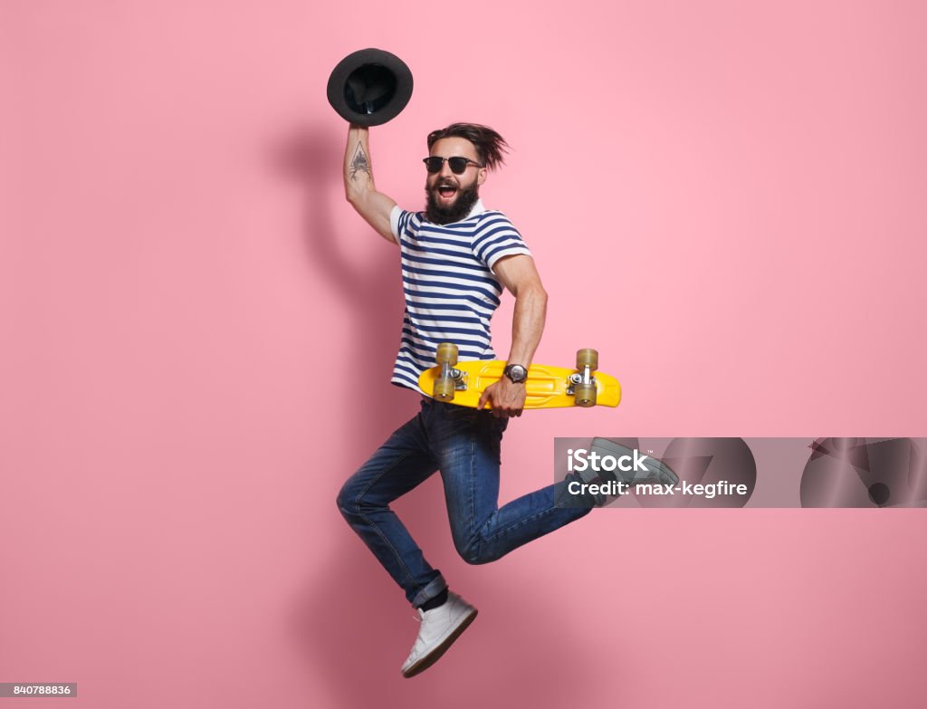 Hipster-Mann springt mit longboard - Lizenzfrei Männer Stock-Foto