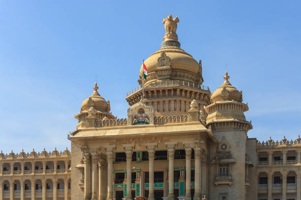 видхана судха здание законодательного собрания штата бангалор, бангалор, индия - soudha стоковые фото и изображения
