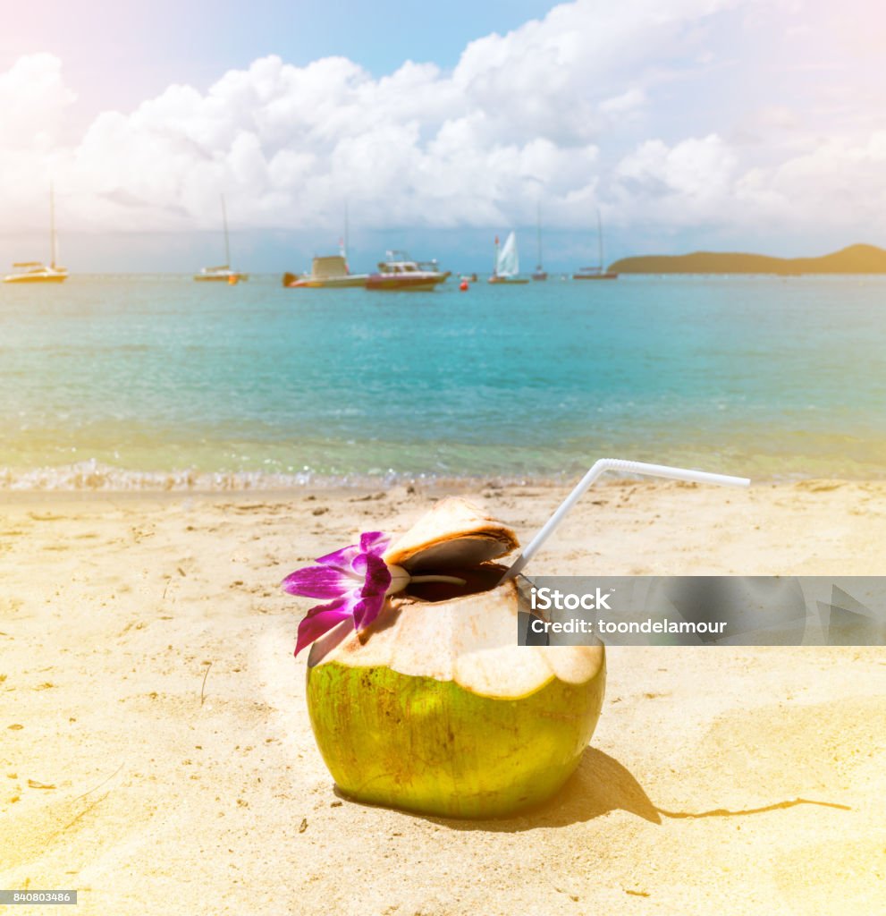 Foto de Bebida De Coco Sobre O Céu De Nuvem Oceano Areia Praia Ilha Azul É Bom Dia Cópia Espaço e mais fotos de stock de Alimentação Saudável - iStock Foto de Bebida De Coco Sobre O Céu De Nuvem Oceano Areia Praia Ilha Azul É Bom Dia Cópia Espaço e mais fotos de stock de Alimentação Saudável - iStock