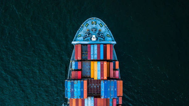 international container frachtschiff - cargo container shipping harbor trading stock-fotos und bilder