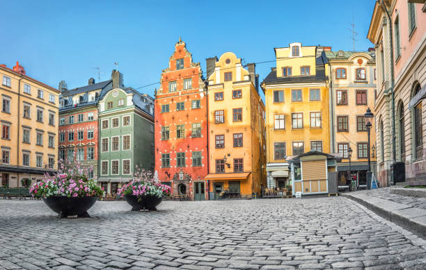 case colorate in piazza stortorget a stoccolma - brick european culture facade famous place foto e immagini stock