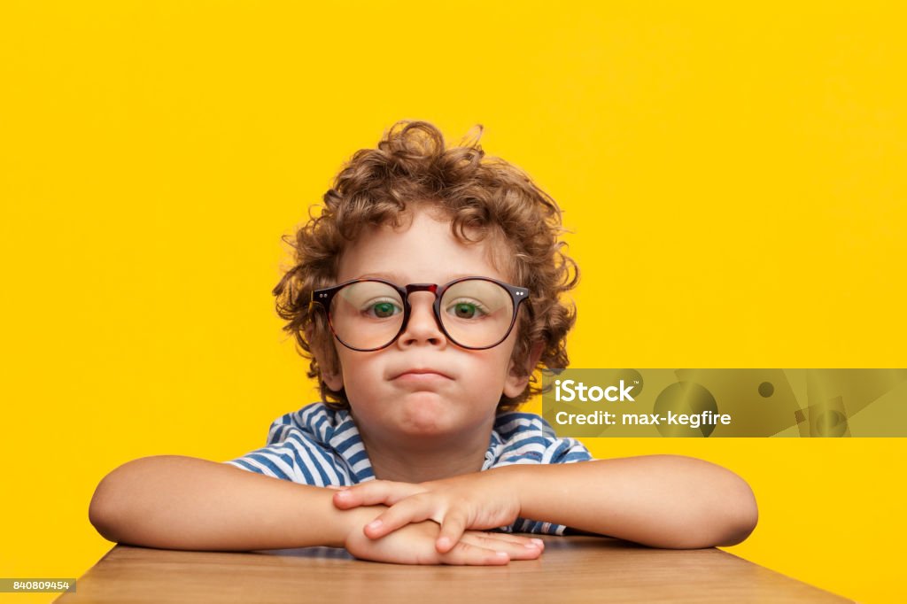 Retrato de niño encantador en las lentes - Foto de stock de Niño libre de derechos