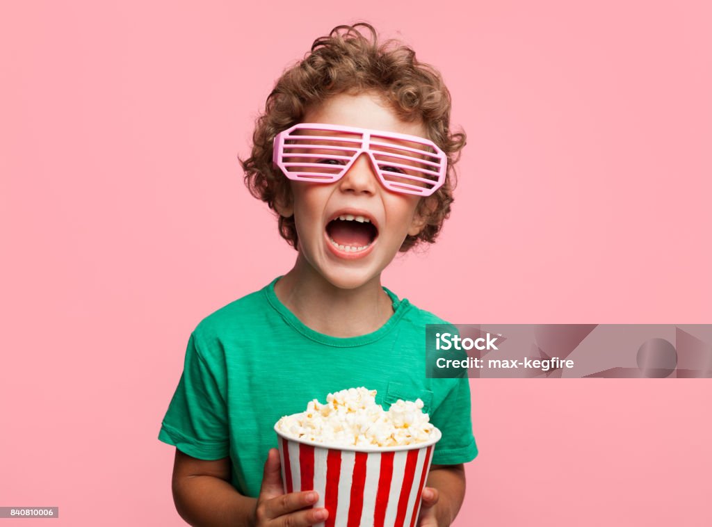 Aufgeregt Kind mit popcorn - Lizenzfrei Kind Stock-Foto