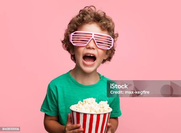 Aufgeregt Kind Mit Popcorn Stockfoto und mehr Bilder von Kind - Kind, Jungen, Aufregung