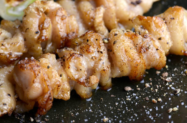 huhn haut gegrillt oder torikawa yakitori. - onionskin stock-fotos und bilder