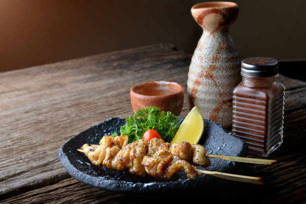 huhn haut gegrillt oder torikawa yakitori. - onionskin stock-fotos und bilder