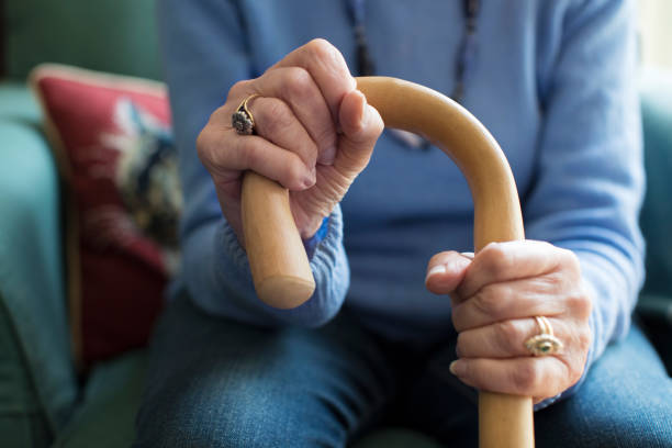 close up de mujer mayor sentada en silla con poca caña - one person lifestyles 80 plus years indoors fotografías e imágenes de stock