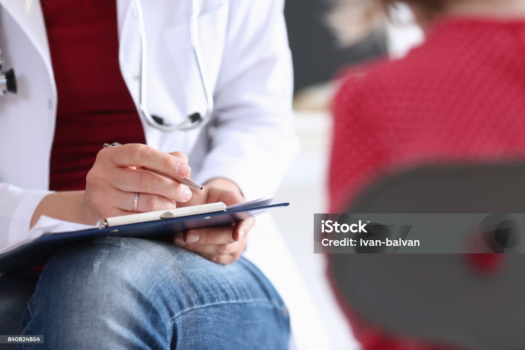 Niño con la madre en la recepción del pediatra - Foto de stock de Profesional de salud mental libre de derechos