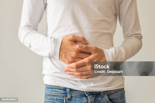 Photo libre de droit de Jeune Homme Souffrant De Maux Destomac Diarrhée Constipation Reflux Acide Indigestion Nausées banque d'images et plus d'images libres de droit de Abdomen