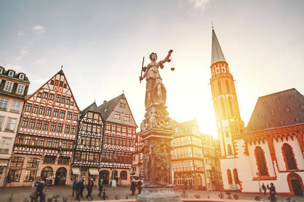 Römerberg Old Town Square in Frankfurt, Germany Old Town Romerberg with The East Row (Ostzeile), Statue of Justice (Justitia) and Church of Nikolai (Nikolaikirche) is the busy market square and tourist destination located in Frankfurt's in the heart of Frankfurt am Main, Hessen, Deutschland timber framed stock pictures, royalty-free photos & images