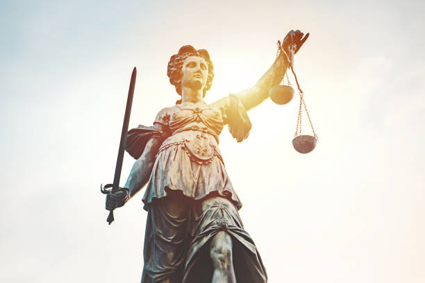statua di lady justice (justitia) römerberg, francoforte, germania - justice law legal system statue foto e immagini stock