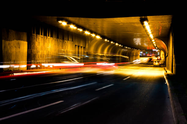 tráfico en el túnel de la calle ciudad de la noche - street racing fotografías e imágenes de stock