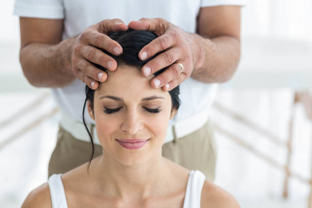 donna incinta che riceve un massaggio alla testa dal massaggiatore - spa treatment head massage health spa healthy lifestyle foto e immagini stock