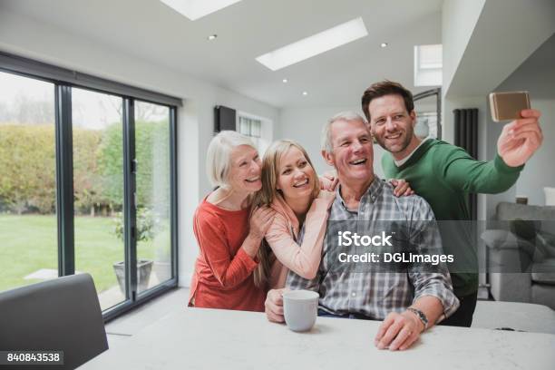 Familie Selfie Zu Hause Stockfoto und mehr Bilder von Eltern - Eltern, Erwachsene Kinder, Vater