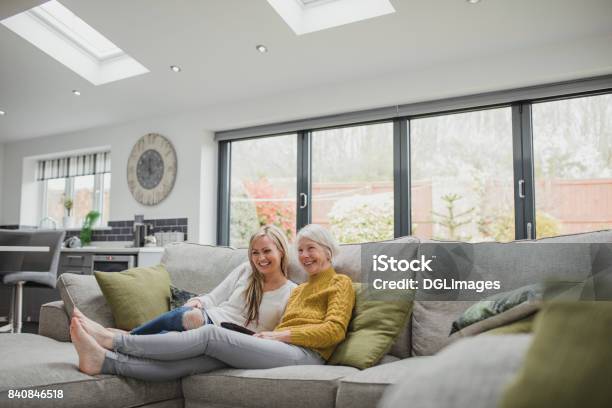 Mutter Und Tochter Vor Dem Fernseher Stockfoto und mehr Bilder von Wohnzimmer - Wohnzimmer, Familie, Fernsehen