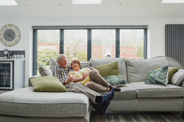 senior pareja disfrutando de una copa en casa - retirement living fotografías e imágenes de stock