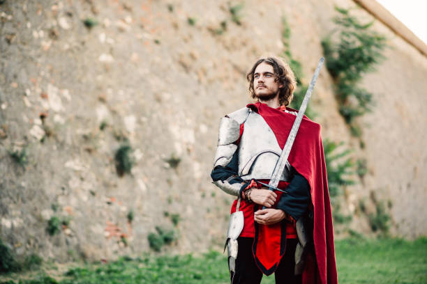 guerreiro com espada perto de fortificação - fighting sword knight suit of armor - fotografias e filmes do acervo