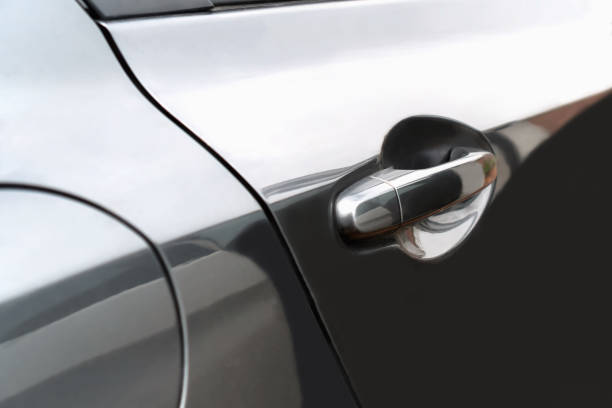 la porta laterale dell'auto nera utilizzata come maniglia per aprire la porta. - shiny chrome car vehicle door foto e immagini stock