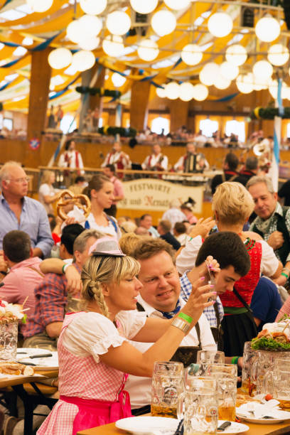 oktoberfest in münchen, deutschland - german culture oktoberfest dancing lederhosen stock-fotos und bilder