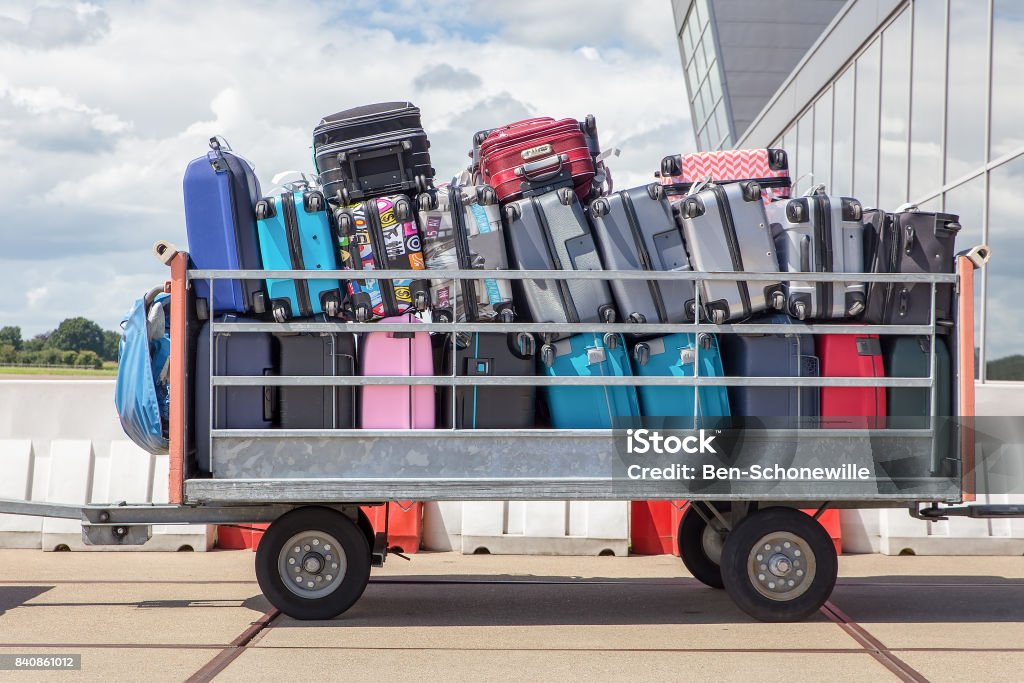 Acoplado en el aeropuerto con maletas - Foto de stock de Aeropuerto libre de derechos