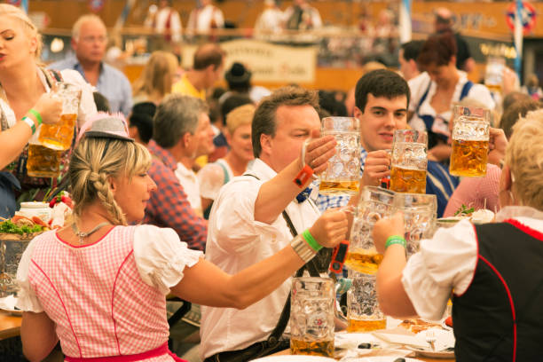 a oktoberfest de munique, alemanha - lederhosen oktoberfest beer dancing - fotografias e filmes do acervo