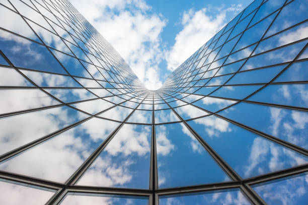 cielo blu e nuvole bianche che si riflettono in un buildin di vetro - built structure construction window glass foto e immagini stock