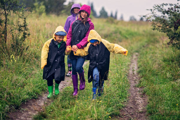 familie wandern am tag regen - drenched raincoat rain clothing stock-fotos und bilder