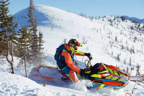 スポーツは冬にオフロード車をレースします。 - snowmobiling snow winter mountain ストックフォトと画像