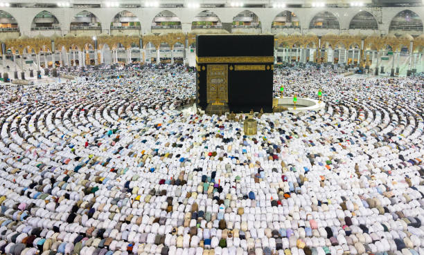 Kaaba in Mekka mit Masse der muslimischen Mitmenschen – Foto