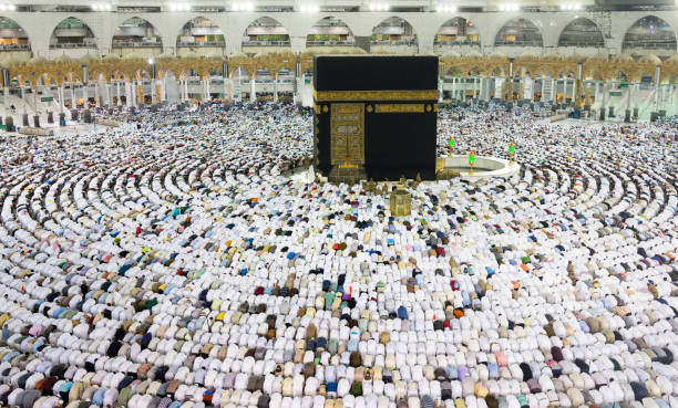 Kaaba em Meca, com a multidão do povo muçulmano em torno - foto de acervo