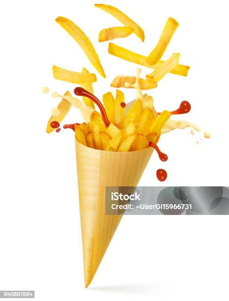 Foto de Batatas Fritas Maionese E Ketchup Em Um Cone De Papel e mais fotos de stock de Batata Frita - Lanche