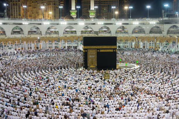 Kaaba in Mekka mit Masse der muslimischen Mitmenschen – Foto