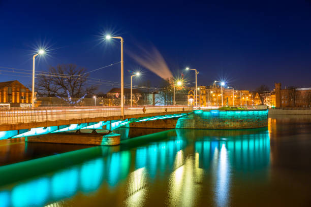 bridge over odra river in wroclaw at night - wroclaw traffic night flowing imagens e fotografias de stock