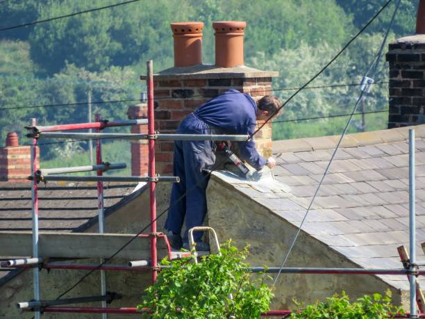roofer reparación de chimenea en el tejado de pizarra en entorno rural. - roof repairing roofer chimney fotografías e imágenes de stock