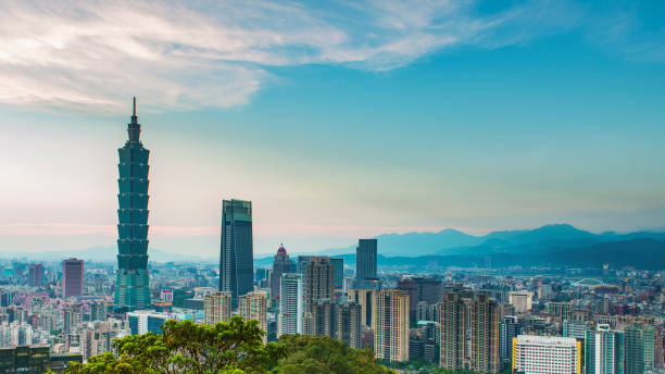 taipei, taiwan stadt skyline bei sonnenuntergang aus sicht des taipei city, machen sie eine wanderung auf den gipfel des elephant mountain - 101 stock-fotos und bilder