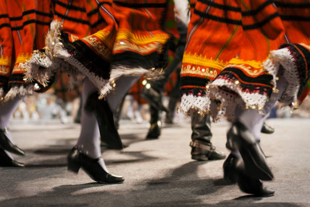 conjunto de folclore moldavo - moldavia fotografías e imágenes de stock