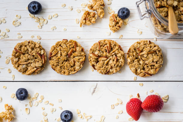 barra de granola caseiro e frutas frescas na mesa de madeira com espaço. - granola cereal breakfast stack - fotografias e filmes do acervo