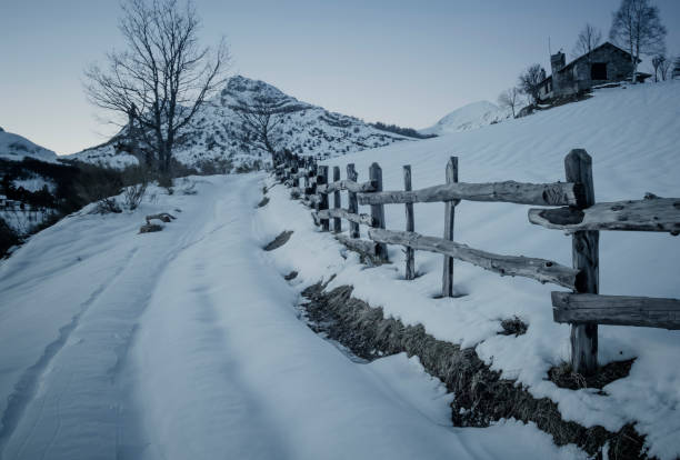 Sunrise and landing in winter in the Port of Tarna overlooking the mampodre mountains with snow, Asturias-León, Spain. The sun arise and set in winter in Puerto de Tarna, with views to the Mampodre mountains, with snow. Asturias-León. Spain. el de at de amanecer y atardecer en invierno puerto de tarna, cabaña o refugio en las montañas del mampodre con nieve, asturias y león, españa. sol que se presenta y la puesta de sol en invierno en el puerto de tarna, choza cerca de las montañas de mampodre, con nieve. asturias-león. españa.