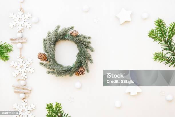 Composizione Natalizia Con Corona Rami Di Abete Naturale E Ornamenti - Fotografie stock e altre immagini di Regalo di Natale