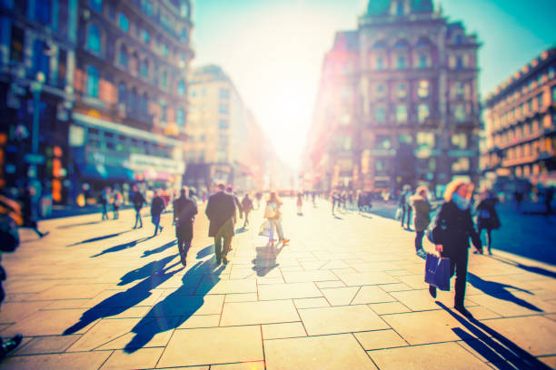 multidão de pessoas anônimas, caminhando sobre o sol nas ruas da cidade - pessoas ao fundo - fotografias e filmes do acervo