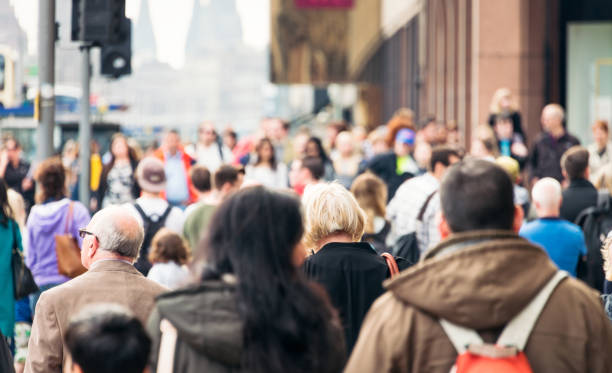 city pavement busy with pedestrians - crowd imagens e fotografias de stock