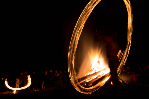 rituale antincendio sirni zagovezni prima di pasqua - beleive foto e immagini stock