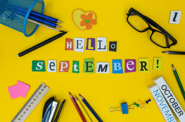 hola texto septiembre sobre fondo amarillo claro con suministros de la escuela. regresar al concepto de tiempo de la escuela - calendar september education month fotografías e imágenes de stock