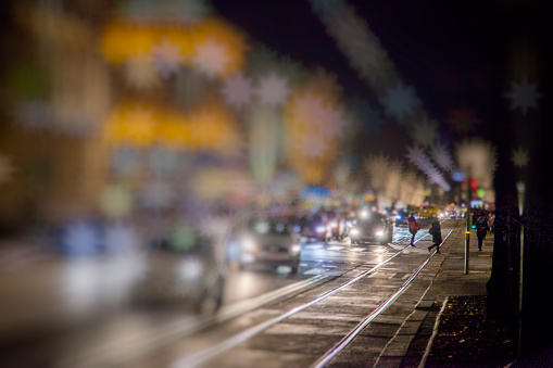 tráfico de la noche en la ciudad de Viena photo