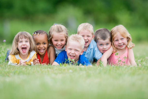 enfants portrait - smiling little girls little boys autumn photos et images de collection