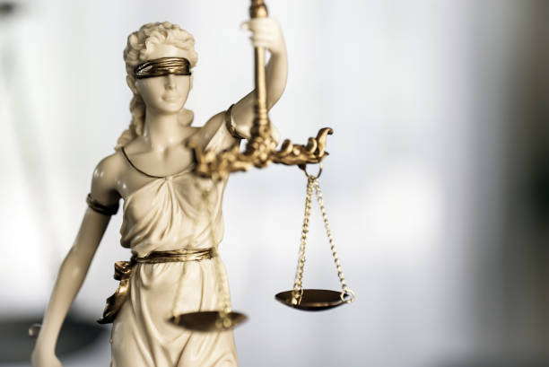 ufficio legale dell'avvocato. modello giuridico statua della dea themis della giustizia. - justice is blind foto e immagini stock