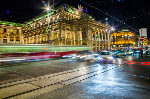 tráfico de la noche en la ciudad de Viena photo
