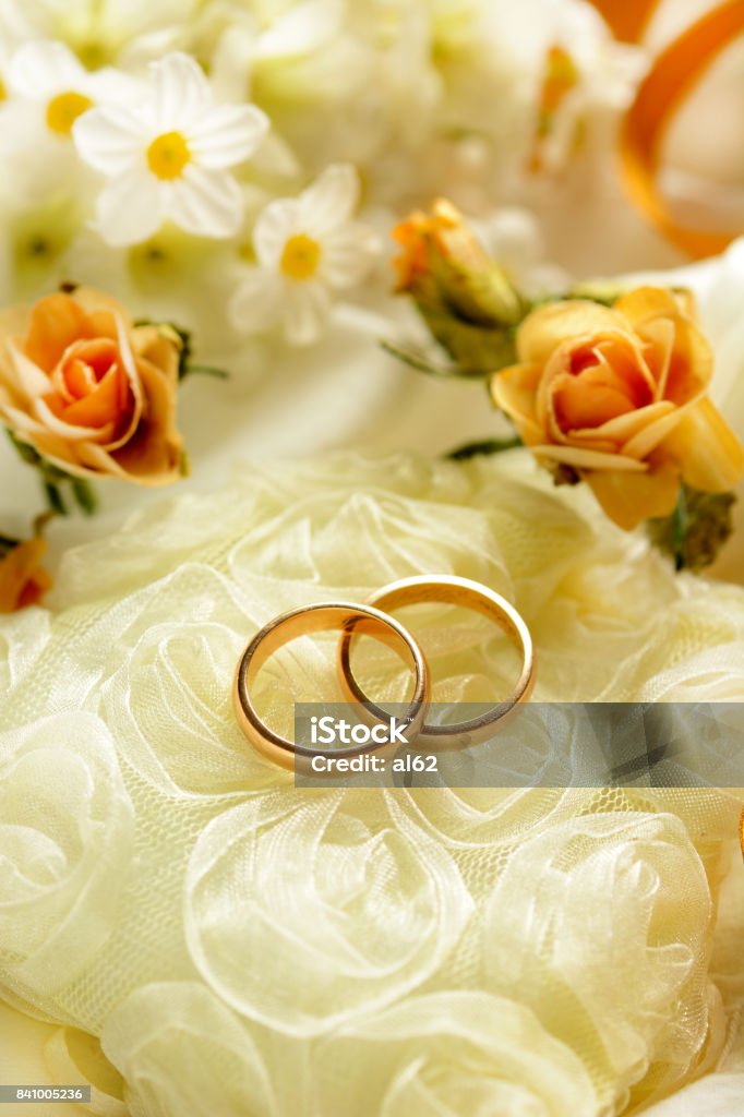 Foto de Alianças De Casamento Com Flores Ao Redor e mais fotos de stock de  Aliança de casamento - Aliança de casamento, Aliança de noivado, Amor -  iStock