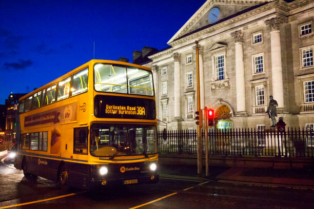 trinity college a dublino, irlanda - republic of ireland dublin ireland bus city foto e immagini stock