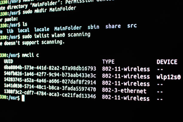wifi hacking. scannen von wlan-netzwerke verfügbar - wpa stock-fotos und bilder